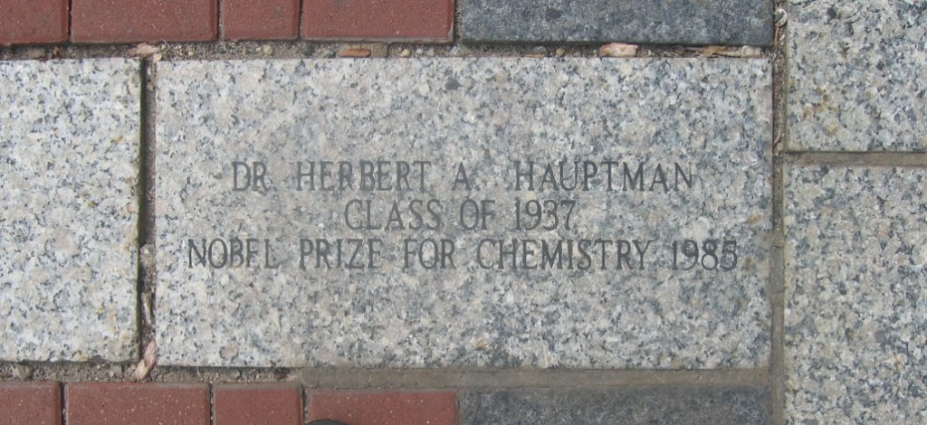 Площадь Славы Сити-колледжа.