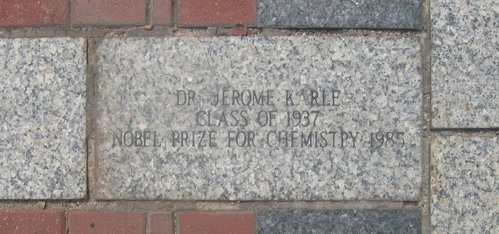 Площадь Славы Сити-колледжа.