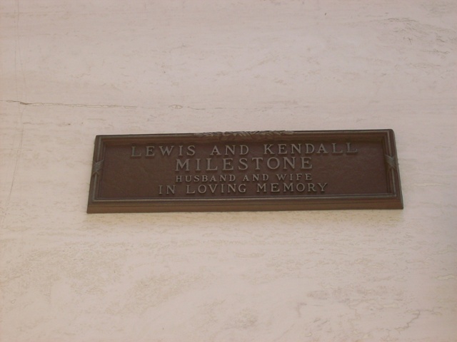 Захоронение Майлстоуна Льюиса.