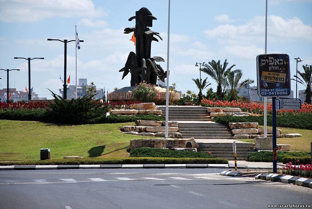 Скульптурная композиция на возвышении.